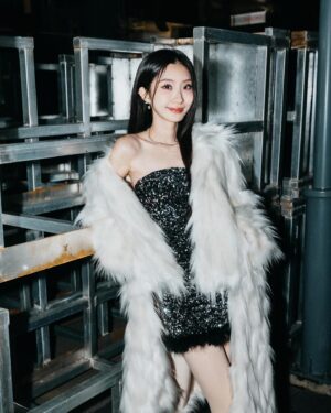 Hua Chen Instagram - 小時候媽媽帶著我一起在耶誕城看歌手表演
看了好幾年 我終於站上來了！！！！
第一次這麼大的舞台因為一些小狀況
可以清唱給大家聽 真榮幸🥰

謝謝宇宙 謝謝世界 謝謝阿華田 謝謝你們
謝謝新北耶誕城🎄🎁💝

📷 @chenwen_leo 
💅🏻 @st2102 
🧥 @littlebobo_ 
@charleskeith_tw  @tastboutique @thewaywedo2020
