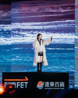 Hua Chen Instagram - 小時候媽媽帶著我一起在耶誕城看歌手表演
看了好幾年 我終於站上來了！！！！
第一次這麼大的舞台因為一些小狀況
可以清唱給大家聽 真榮幸🥰

謝謝宇宙 謝謝世界 謝謝阿華田 謝謝你們
謝謝新北耶誕城🎄🎁💝

📷 @chenwen_leo 
💅🏻 @st2102 
🧥 @littlebobo_ 
@charleskeith_tw  @tastboutique @thewaywedo2020