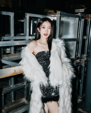 Hua Chen Instagram - 小時候媽媽帶著我一起在耶誕城看歌手表演
看了好幾年 我終於站上來了！！！！
第一次這麼大的舞台因為一些小狀況
可以清唱給大家聽 真榮幸🥰

謝謝宇宙 謝謝世界 謝謝阿華田 謝謝你們
謝謝新北耶誕城🎄🎁💝

📷 @chenwen_leo 
💅🏻 @st2102 
🧥 @littlebobo_ 
@charleskeith_tw  @tastboutique @thewaywedo2020