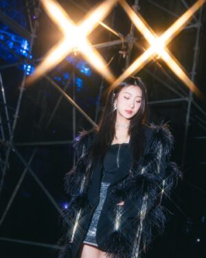 Hua Chen Instagram - Hi 2025🎆🍾🎉🎊

📷 @chenwen_leo
Styling @littlebobo_ 
Make up & Hair @st2102

服裝 @bobjian
飾品 @arcawake.official