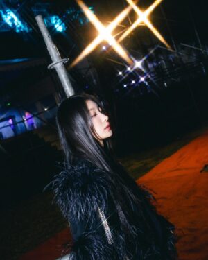 Hua Chen Instagram - Hi 2025🎆🍾🎉🎊

📷 @chenwen_leo
Styling @littlebobo_ 
Make up & Hair @st2102

服裝 @bobjian
飾品 @arcawake.official