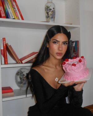Huda ElMufti Instagram - December 6th ✋🏾👍🏾
I love hands🫰🏽. They are the most telling feature of a person, aside from the eyes 👁️. By looking at someone’s hands you can determine how much life they’ve lived , what sorts of jobs they’ve had 🫴🏾🫳🏾, what their talents are , how they feels 🫶🏾... 
anyways nothing important i just wanted to share one of my thoughts with u today. 
wish u all the best , always 🙏🏾
Urs truly but not truly urs 🎂🧿 🤍
Cakes from @bakescorner_