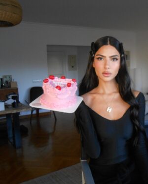 Huda ElMufti Instagram - December 6th ✋🏾👍🏾
I love hands🫰🏽. They are the most telling feature of a person, aside from the eyes 👁️. By looking at someone’s hands you can determine how much life they’ve lived , what sorts of jobs they’ve had 🫴🏾🫳🏾, what their talents are , how they feels 🫶🏾... 
anyways nothing important i just wanted to share one of my thoughts with u today. 
wish u all the best , always 🙏🏾
Urs truly but not truly urs 🎂🧿 🤍
Cakes from @bakescorner_