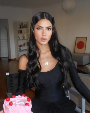 Huda ElMufti Instagram - December 6th ✋🏾👍🏾
I love hands🫰🏽. They are the most telling feature of a person, aside from the eyes 👁️. By looking at someone’s hands you can determine how much life they’ve lived , what sorts of jobs they’ve had 🫴🏾🫳🏾, what their talents are , how they feels 🫶🏾... 
anyways nothing important i just wanted to share one of my thoughts with u today. 
wish u all the best , always 🙏🏾
Urs truly but not truly urs 🎂🧿 🤍
Cakes from @bakescorner_