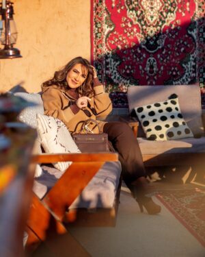 Huda Hussain Instagram - ماقدرت ما اخذ كم صوره بهالمكان الحلو " مجلس السمحانية " 🇸🇦💕🌸
.
Taken by my @ballystudio 
Makeup by @lam_sfx 
Hair by @supernovasalonksa