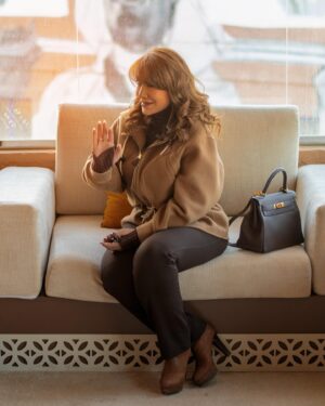 Huda Hussain Instagram - ماقدرت ما اخذ كم صوره بهالمكان الحلو " مجلس السمحانية " 🇸🇦💕🌸
.
Taken by my @ballystudio 
Makeup by @lam_sfx 
Hair by @supernovasalonksa