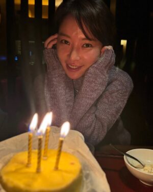 Hwang Jung-eum Instagram - 고마워......🩵👍🍾🤣🔥🌲🌈🥂🍻
