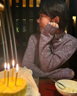 Hwang Jung-eum Instagram - 고마워......🩵👍🍾🤣🔥🌲🌈🥂🍻