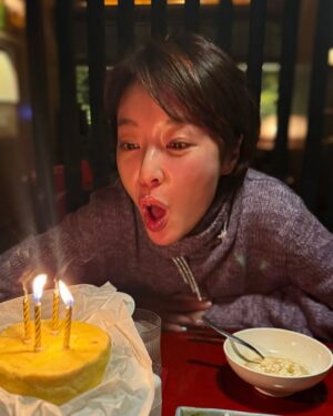Hwang Jung-eum Instagram - 고마워......🩵👍🍾🤣🔥🌲🌈🥂🍻