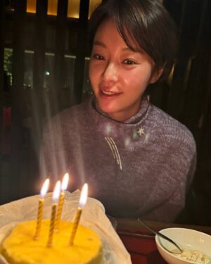 Hwang Jung-eum Instagram - 고마워......🩵👍🍾🤣🔥🌲🌈🥂🍻