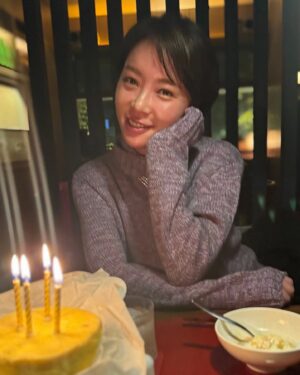 Hwang Jung-eum Instagram - 고마워......🩵👍🍾🤣🔥🌲🌈🥂🍻