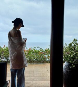 IU Instagram - 👧🏻👩‍❤️‍👨🙆🏻‍♀️🙆🤰👨‍🍼👵🏻💏🏝️