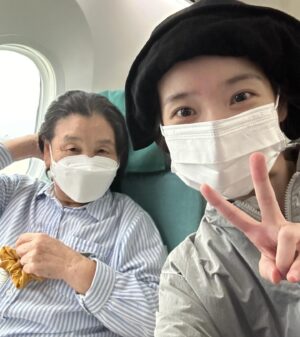 IU Instagram - 👧🏻👩‍❤️‍👨🙆🏻‍♀️🙆🤰👨‍🍼👵🏻💏🏝️