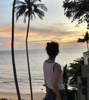 IU Instagram - 👧🏻👩‍❤️‍👨🙆🏻‍♀️🙆🤰👨‍🍼👵🏻💏🏝️