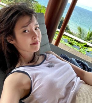 IU Instagram - 👧🏻👩‍❤️‍👨🙆🏻‍♀️🙆🤰👨‍🍼👵🏻💏🏝️