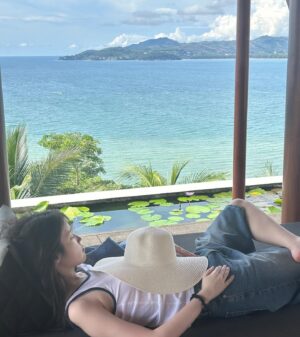 IU Instagram - 👧🏻👩‍❤️‍👨🙆🏻‍♀️🙆🤰👨‍🍼👵🏻💏🏝️
