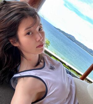 IU Instagram - 👧🏻👩‍❤️‍👨🙆🏻‍♀️🙆🤰👨‍🍼👵🏻💏🏝️