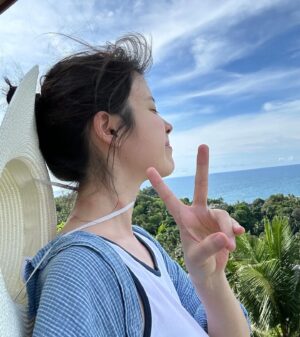 IU Instagram - 👧🏻👩‍❤️‍👨🙆🏻‍♀️🙆🤰👨‍🍼👵🏻💏🏝️