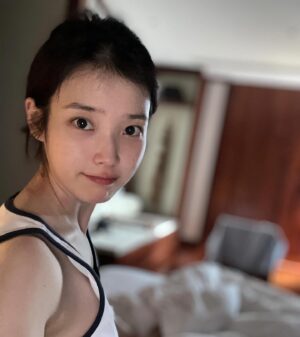 IU Instagram - 👧🏻👩‍❤️‍👨🙆🏻‍♀️🙆🤰👨‍🍼👵🏻💏🏝️