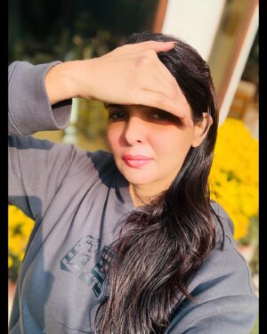 Ihana Dhillon Instagram - Winters ki dhoop and hair champi
What a combination 😍 

#punjabwinters #punjabvisit2025 #mood #punjabikudi #love #ihanadhillon