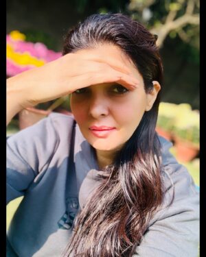 Ihana Dhillon Instagram - Winters ki dhoop and hair champi
What a combination 😍 

#punjabwinters #punjabvisit2025 #mood #punjabikudi #love #ihanadhillon