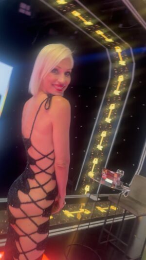 Ingrid Grudke Instagram - #8escalonesdelmillón @eltrecetv @soyguidokaczka @canalkzo 😃Amo participar de este programa tan familiar 💖 estilismo de @roxharris  @adot.azevedo @thipinheiros @laurencioadot