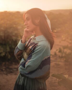 Iqra Aziz Instagram - December you’re my favourite❄️

Wearing: @cord.in 
HnM: @izainzaidi @sunnysilvester 
Shot by: @rehanmithanii