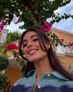 Actress Iqra Aziz HD Photos and Wallpapers January 2025