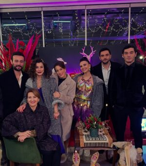 Irem Altug Instagram - Yılbaşı partisi 🎊❤️ #birgecemasalı #sevde