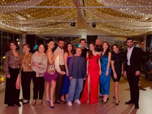 Irem Altug Instagram - Bir Gece Masalı’nızın birbirinden minnoş oyuncuları ve yönetmenleri muhteşem bir 2025 diler❤️🧿🎊 #birgecemasalı @birgecemasaliatv @atvturkiye  Haftaya Salı, sizlerleyiz, bizi özleyin 😻