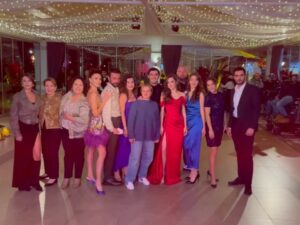 Irem Altug Instagram - Bir Gece Masalı’nızın birbirinden minnoş oyuncuları ve yönetmenleri muhteşem bir 2025 diler❤️🧿🎊 #birgecemasalı @birgecemasaliatv @atvturkiye  Haftaya Salı, sizlerleyiz, bizi özleyin 😻