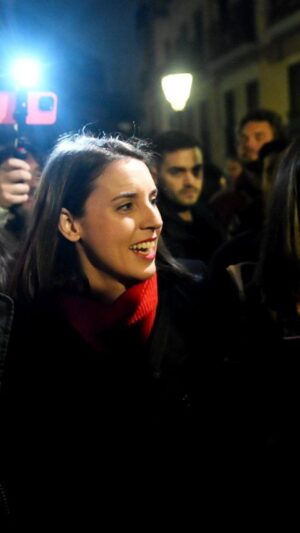 Irene Montero Instagram - Orgullo de la respuesta popular antifascista de los vecinos y vecinas del barrio de Lavapiés 

A la banda de neonazis de Despkupa, que hacen negocio con el odio y echando a la gente de sus casas, y también a quienes les protegen, les vamos a parar con más derechos

No pasarán