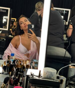 Irina Shayk Instagram - Back at @victoriassecret 💕2024 
Thank u for sooo much LOVE 
@emmanuellealt 
@duffy_duffy 
@diane.kendal 
@dmcasting