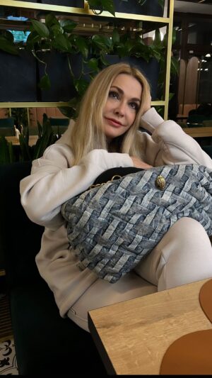 Iryna Kudashova Instagram - В команді вистави #нашікайдаші є Магічна сумка 👜,в якій є все!😂 @teatr1984 🎭