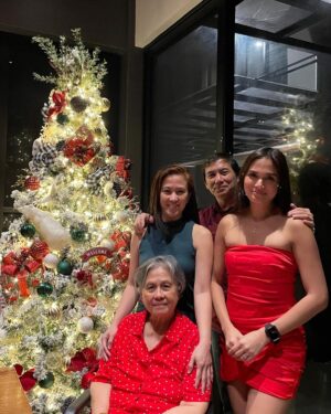 Isabel Oli Instagram - So this is Christmas 🎄