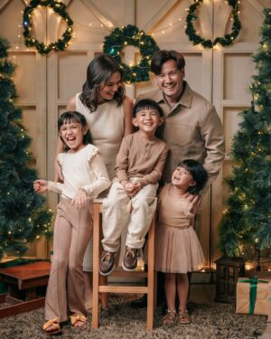 Isabel Oli Instagram - Just a little reminder that Jesus is the reason for the season. Wishing you all a Merry Christmas filled with warmth and joy. 
Let’s cherish these moments together🎄

Much love from the Pratties❤️

📸 : @niceprintphoto @theconceptroomstudio