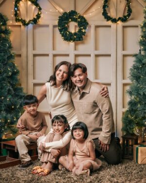Isabel Oli Instagram - Just a little reminder that Jesus is the reason for the season. Wishing you all a Merry Christmas filled with warmth and joy. 
Let’s cherish these moments together🎄

Much love from the Pratties❤️

📸 : @niceprintphoto @theconceptroomstudio