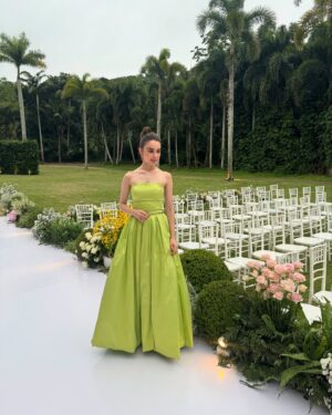 Isabella Moreira Instagram - A melhor parte desse casamento foi dar risada das nossas histórias nas coxias do teatro Alfa, dançar a música da novela que fizemos juntas, mas acima de tudo, ver seu sorriso radiante e seus olhinhos brilhando no altar. Como seu marido disse brilhantemente durante os votos, seu coração é enorme e transborda esse amor gigantesco que você tem pela vida. Eu to muito, muito feliz por você, amiga! Te amo muito 🥹 Muito obrigada por me permitirem fazer parte disso. Toda alegria do mundo na vida de vocês @larissamanoela e @andreluizframbach 🤍 quem diria que aquelas duas garotinhas teriam tanta sorte no amor?