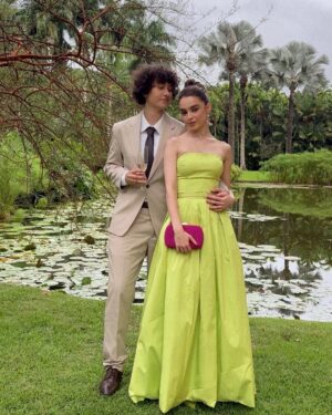 Isabella Moreira Instagram - A melhor parte desse casamento foi dar risada das nossas histórias nas coxias do teatro Alfa, dançar a música da novela que fizemos juntas, mas acima de tudo, ver seu sorriso radiante e seus olhinhos brilhando no altar. Como seu marido disse brilhantemente durante os votos, seu coração é enorme e transborda esse amor gigantesco que você tem pela vida. Eu to muito, muito feliz por você, amiga! Te amo muito 🥹 Muito obrigada por me permitirem fazer parte disso. Toda alegria do mundo na vida de vocês @larissamanoela e @andreluizframbach 🤍 quem diria que aquelas duas garotinhas teriam tanta sorte no amor?