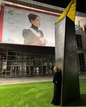 Isabelle Huppert Instagram - Mary Said What She Said, 2 jours à Séoul 🇰🇷 Thank you @seongnam_artscenter 🌹
@bob___wilson
@theatredelaville_paris
@pinckney.darryl
@ludovico_einaudi