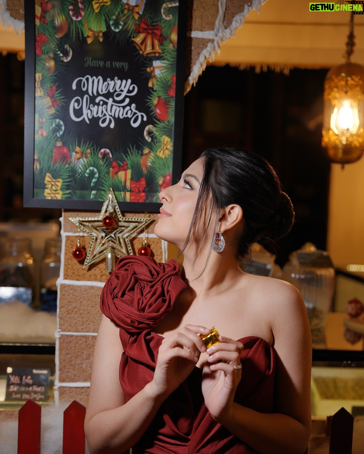 Isha Malviya - 309.3K Likes - It's the most wonderful time of the year! šā¤ļø
#christmas2024
.
Shot by- @deepikasdeepclicks
Makeup- @makeupbysimiaggarwal
Hair- @glamour_touchritumakeover
Outfit- @the_angrish
Stylist- @anamikajain__
Jewellery- @the_kizals
Footwear- @kimblekicks
Location- @hyattregencychandigarh
Team- @insyncdigitals
.
#christmas #december #merrychristmas #xmas #newyearsoon #ishamalviya #spreadlove #sharemyhyattpic