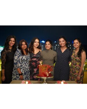 Ishaani Krishna Instagram - 24 and surrounded by my favourite people ..
Grateful 💫

Cake & cupcakes by @the_cakepoint
