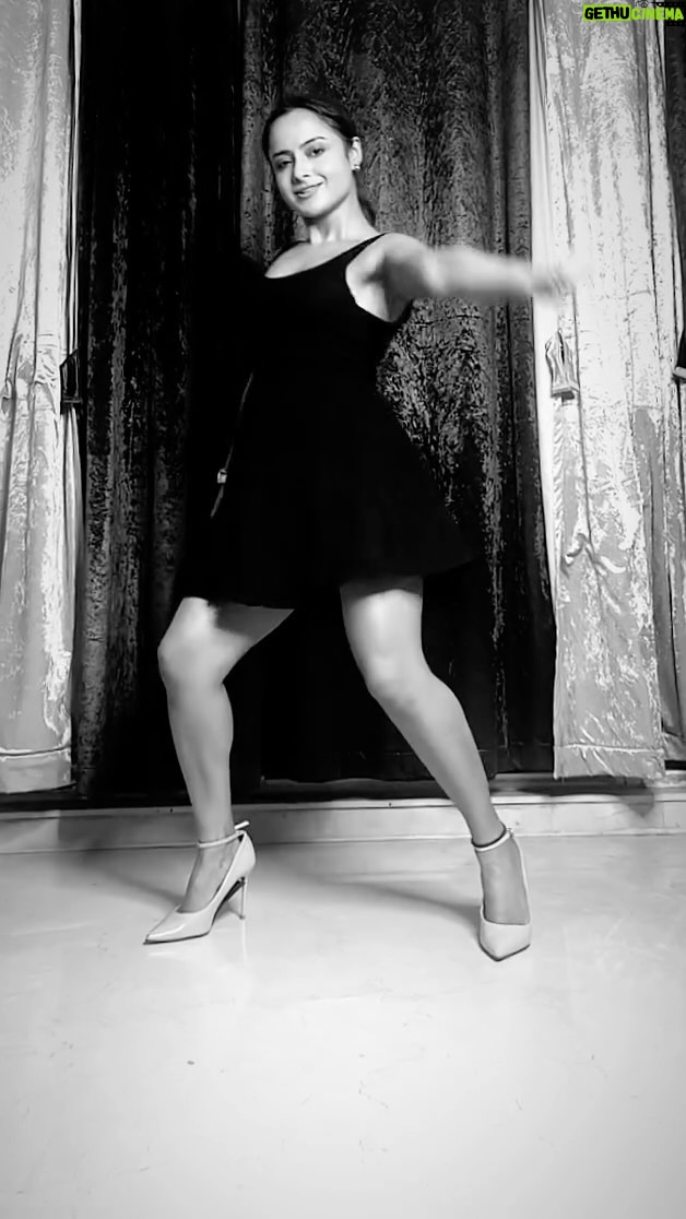Ishita Ganguly - 12.5K Likes - #letsgroove 😉✨🖤✨🧿🤍😎
#reelsinstagram #reelitfeelit #instagood #instamood ✨