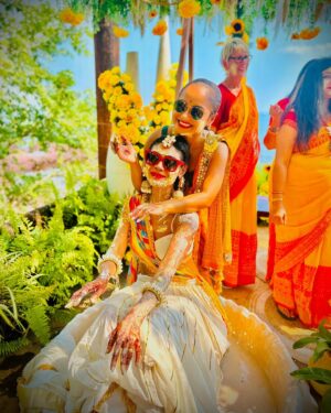 Ishita Ganguly Instagram - গায়ে হলুদ _____🌼__Haldi it is 💛🌼🧿🌼🫰✨

This song is for you Shree 😄🫰💛 @sreejita_de ….. supper happy for you 🙌😘. You deserve  all the happiness and love .. I love you girl 🫶🧿.. while posting these  pictures I was recalling our loads of memories 😂✌️🫶🥹____oh damnn , time flies Shree ………rest pictures says it alll 🫰💛…cheers  to our friendship 🥂🫶🧿

keep shining baby 🌼✨💛🧿😘

#gayeholud #haldi #bestieswedding #bestie 👭 #bongs #sreejitamichaelwedding 💛🧿