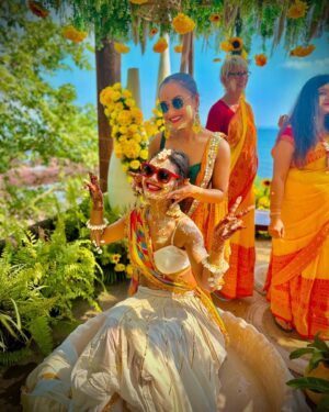 Ishita Ganguly Instagram - গায়ে হলুদ _____🌼__Haldi it is 💛🌼🧿🌼🫰✨

This song is for you Shree 😄🫰💛 @sreejita_de ….. supper happy for you 🙌😘. You deserve  all the happiness and love .. I love you girl 🫶🧿.. while posting these  pictures I was recalling our loads of memories 😂✌️🫶🥹____oh damnn , time flies Shree ………rest pictures says it alll 🫰💛…cheers  to our friendship 🥂🫶🧿

keep shining baby 🌼✨💛🧿😘

#gayeholud #haldi #bestieswedding #bestie 👭 #bongs #sreejitamichaelwedding 💛🧿
