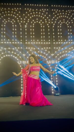 Ishita Ganguly Instagram - Hooting is  more fabulous than my performance 😂😅🫰🧿

My lovely cheerleaders @mona.kar di @sreejita_de @riya.bami 😂🙏❤️🫶…………..

When you have absolutely no clue what exactly you have to do 🤪💁‍♀️..but your bestie ask you to perform then you have to perform 💃_______on my bestie’s command here is my performance 😂💃🙋‍♀️ @sreejita_de ❤️

#sangeet #bollywoodnight #sreejitamichaelwedding ❤️

#somuchfun 🫶💃