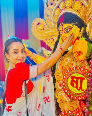 Ishita Ganguly Instagram - শুভ বিজয়া দশমী____🔱❤️🤍🧿🪷🙏

আসছে বছর আবার হবে….বোলো দুগ্গা মাইকি জয়🙏❤️🤍🔱

#happyvijayadashami #shubhobijoya #happydussehra #duggadugga 🌺🌺🌺🔱👣

May Maa bless us all ____🌺🔱🙏

@shrianandadhara7 🌺🙏