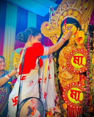 Ishita Ganguly Instagram - শুভ বিজয়া দশমী____🔱❤️🤍🧿🪷🙏

আসছে বছর আবার হবে….বোলো দুগ্গা মাইকি জয়🙏❤️🤍🔱

#happyvijayadashami #shubhobijoya #happydussehra #duggadugga 🌺🌺🌺🔱👣

May Maa bless us all ____🌺🔱🙏

@shrianandadhara7 🌺🙏