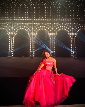 Ishita Ganguly Instagram - 🩷✨🌷✨🧿💫______थोड़ी Filmy तो हुन 🫰✨🩷🤭🦋😉

#bollywoodnight #sangeet ✨🩷

#sangeetoutfit #indianwear #sreejitamichaelwedding 🩷✨

Pc : @christin_bp86 🩷✨

Wearing : @nidhikurda 🩷✨