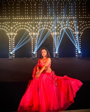 Ishita Ganguly Instagram - 🩷✨🌷✨🧿💫______थोड़ी Filmy तो हुन 🫰✨🩷🤭🦋😉

#bollywoodnight #sangeet ✨🩷

#sangeetoutfit #indianwear #sreejitamichaelwedding 🩷✨

Pc : @christin_bp86 🩷✨

Wearing : @nidhikurda 🩷✨